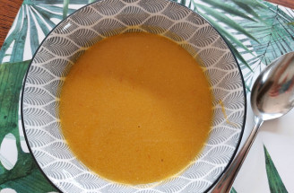 Krémová polievka z pečenej hokkaido tekvice a paradajok